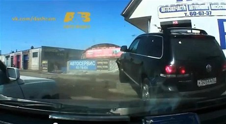 Obrázky z videa, na kterém byla zaznamenaná dopravní nehoda v Rusku.