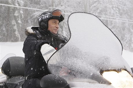 Vladimir Putin na snném skútru pi návtv lyaského resortu Krasnaja Poljana poblí Soi. 