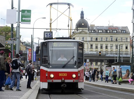 Poslední dva vozy vyjely na speciální linku . 15 (na trase Lehovec - Florenc).