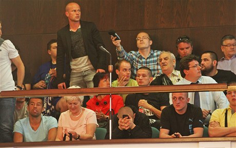 Hlasování Ostravy o pomoci Baníku. Vlevo dole sedí fotbalista Milan Baro, nahoe stojí kapitán týmu Martin Luke