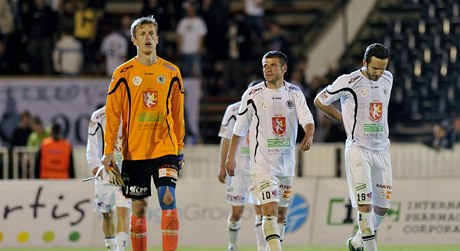 Hradec Králové - 1. FK Píbram. Zleva Jií Lindr, Marek Kuli a Haris Harba z Hradce Králové odcházejí zklamaní po bezbrankovém utkání do aten