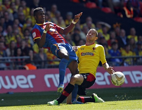 eský fotbalista Watfordu Daniel Pudil a Wilfried Zaha z Crystal Palace