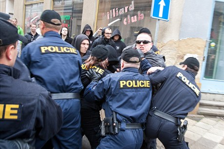 Roztrka mezi demonstranty a policisty
