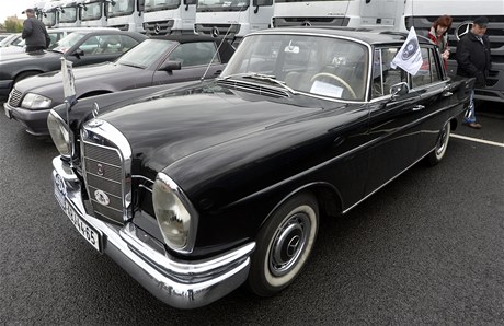 Na 150 mercedes pijelo na setkání k 50 letm klubu této znaky