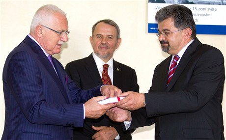 Václav Klaus se svými blízkými spolupracovníky - vedoucí Kanceláe prezidenta republiky Jií Weigl (vpravo) a jeho zástupce Petr Hájek.