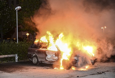 Rozzuený dav ve Stockholmu zapaloval auta a demoloval obchody.