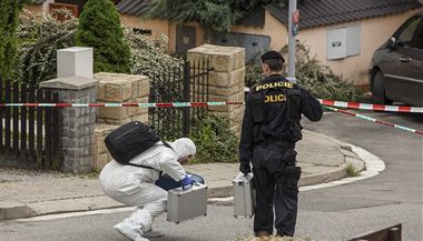 Kriminalista podlz policejn psku, aby se dostal do domu, kde dolo k...