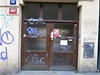 Graffiti na dveích.