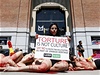 Muení není kulturou, protestují dívky v centru Barcelony proti poádání býích zápas.