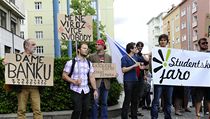 Asi 50 lidí, převážně studentů, protestovalo v Brně proti postoji prezidenta Miloše Zemana k profesuře Martina C. Putny. | na serveru Lidovky.cz | aktuální zprávy