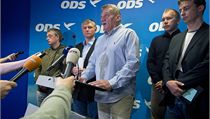 Zleva místopředseda pražského sdružení ODS Marek Benda, první místopředseda sdružení Zdeněk Zajíček, pražský exprimátor a předseda sdružení Bohuslav Svoboda a místopředsedové Pavel Horálek a Tomáš Portlík vystoupili na briefingu po jednání regionální rady | na serveru Lidovky.cz | aktuální zprávy