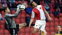 Slavia Praha - eské Budjovice. Branká eských Budjovic Michal Dank (vlevo) a Jan Voahlík ze Slavie