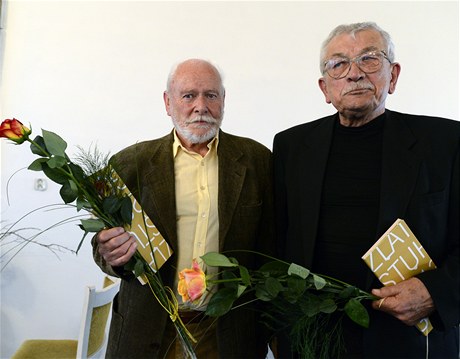 Ocenní spisovatelé Jií Kahoun a Karel iktanc