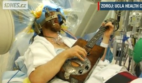 Amerian Brad Carter hrál pi operaci mozku na kytaru.