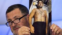 Abdulbaki Todašev na tiskové konferenci v Moskvě ukazuje fotografie mrtvého syna. | na serveru Lidovky.cz | aktuální zprávy