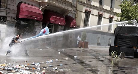 Turecká policie rozhánla vodními dly protest v Istanbulu 
