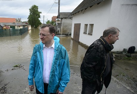 Premiér Petr Neas s ministrem zemdlství Petrem Bendlem si prohlédli povodní zasaené Zálezlice na Mlnicku. 