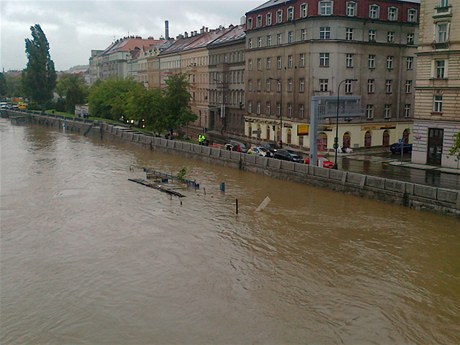 Smíchovské hoejí nábeí pod vodou 3. ervna 2013).