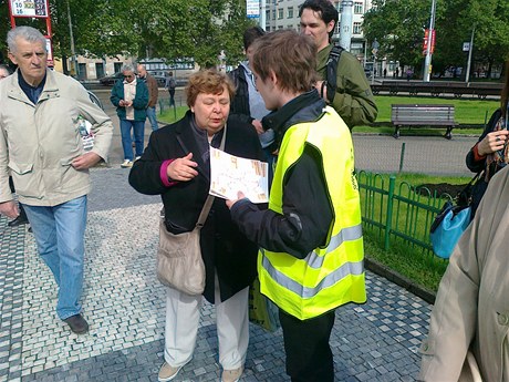 Pracovník praského dopravního podniku vysvtluje na námstí Míru turistm zmny v doprav .