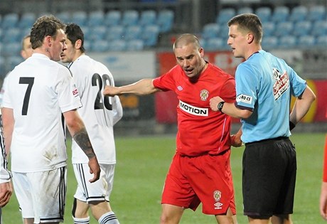 Fotbalista Brna Petr vancara (v erveném) a Jakub ezníek z eských Budjovic