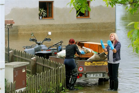 Do tké práce se v zatopených oblastech pustily i eny.