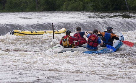 Záchranái bojují o ivoty vodák, kteí se 7. ervna u Herbertova na eskokrumlovsku vydali na raftu na rozvodnnou Vltavu. Raft s pti mladíky se pevrátil, dva z nich se utopili.