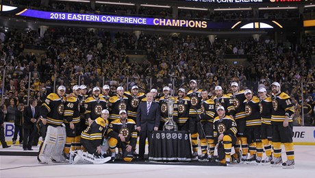 Hokejisté Bostonu pózovali u trofeje pro vítze Východní konference NHL.
