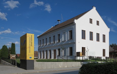  Citliv zrekonstruovaná budova koly z dob Rakouska-Uherska s novými francouzskými okny v pízemí.