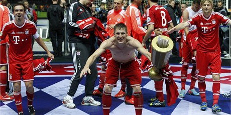 Schweinsteiger slaví triumf v poháru.