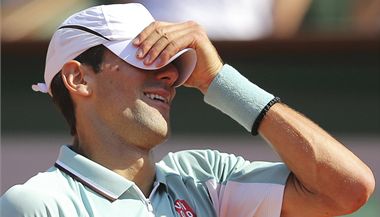 Novak Djokovi pi utkn s Nadalem na Roland Garros 2013.