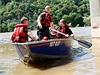 Záchranái v Ústí nad Labem plavící se po zatopené oblasti.