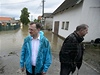 Premiér Petr Neas s ministrem zemdlství Petrem Bendlem si prohlédli povodní zasaené Zálezlice na Mlnicku. 