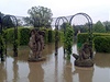Voda se v Praze dostala i do zahrad trojského zámku, který leí v tsné blízkosti praské zoo.