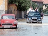 Povodn 1997 (11. ervence): premir Vclav Klaus v ternnm voze projd zaplavenmi ulicemi Uherskho Hradit.