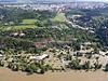 Zatopená praská zoo, v pozadí sídlit Bohnice, letecký snímek ze 4. ervna