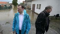 Premiér Petr Nečas s ministrem zemědělství Petrem Bendlem si prohlédli povodní zasažené Zálezlice na Mělnicku. | na serveru Lidovky.cz | aktuální zprávy
