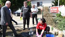 Zeman si prohlédl pražské Lahovice. Pomáhá tam Hradní stráž | na serveru Lidovky.cz | aktuální zprávy