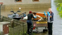 Do těžké práce se v zatopených oblastech pustily i ženy. | na serveru Lidovky.cz | aktuální zprávy