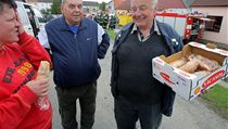 Svačina! Starosta Miloslav Uhlík roznáší bagety lidem, kteří uklízí následky povodní v Putimi. | na serveru Lidovky.cz | aktuální zprávy