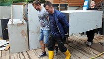 Odklízení práce začaly v pražských Záběhlicích, kde se při povodni rozilil Botič. | na serveru Lidovky.cz | aktuální zprávy