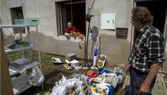 Obec Kozákovice. Lidé uklízejí své domy po záplavách. 