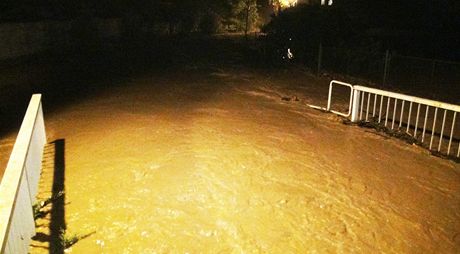 Nejvtí kody bleskové lokální povodn napáchal Zákolanský potok v Dolanech. Voda tam trhala i asfalt ze silnice.
