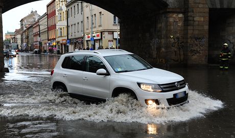 Praská Sokolovská ulice zaplavená 9. ervna v podveer po pívalovém deti. 