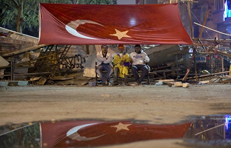 Turecká policie zasáhla slzným plynem a vodními dly proti protestujícím v parku u Taksimského námstí v Istanbulu.