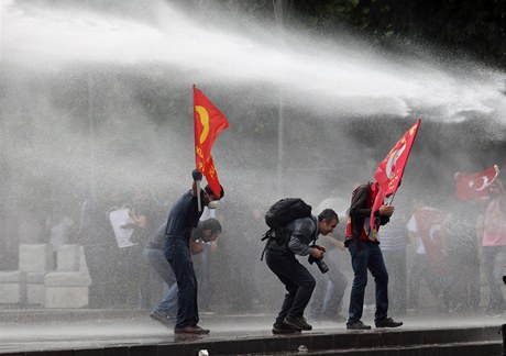 Policie námstí neprodyn uzavela a za pomoci slzného plynu brání demonstrantm pokraovat v protivládních protestech.