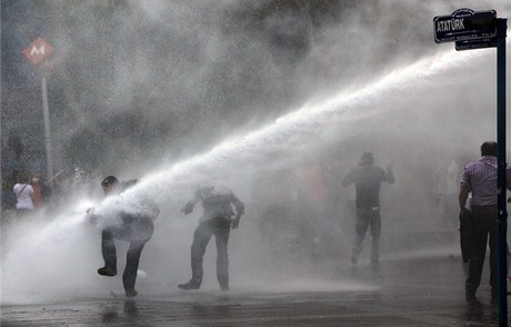 Premiér Erdogan ji nkolikrát prohlásil, e souasné protesty jsou spiknutím banké a zahraniních médií, které se snaí destabilizovat Turecko.