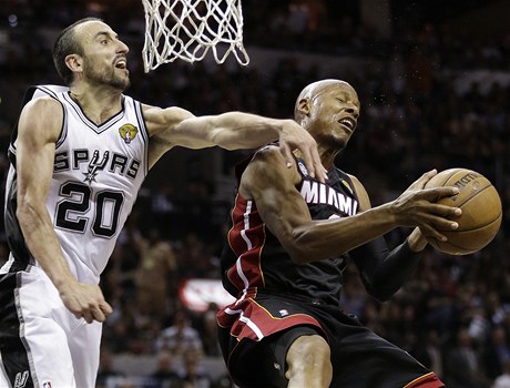 Hrá Miami Heat's Ray Allen zkouí stílet na ko a hrá San Antonia Spurs' Manu Ginobili se mu v tom snaí zabránit.