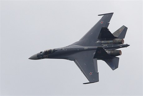 Na pehlídce se pedvedly i ruské vojenské stroje  na snímku stíhaka Suchoj Su-35.