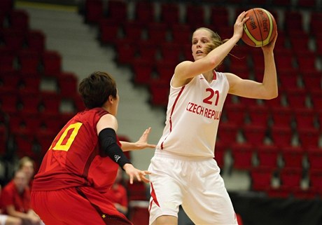 eská basketbalistka Alena Hanuová (vpravo)