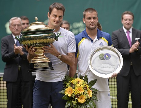 výcarský tenista Roger Federer (vlevo) s trofejí pro vítze turnaj v Halle a poraený finalista Michail Juný z Ruska 